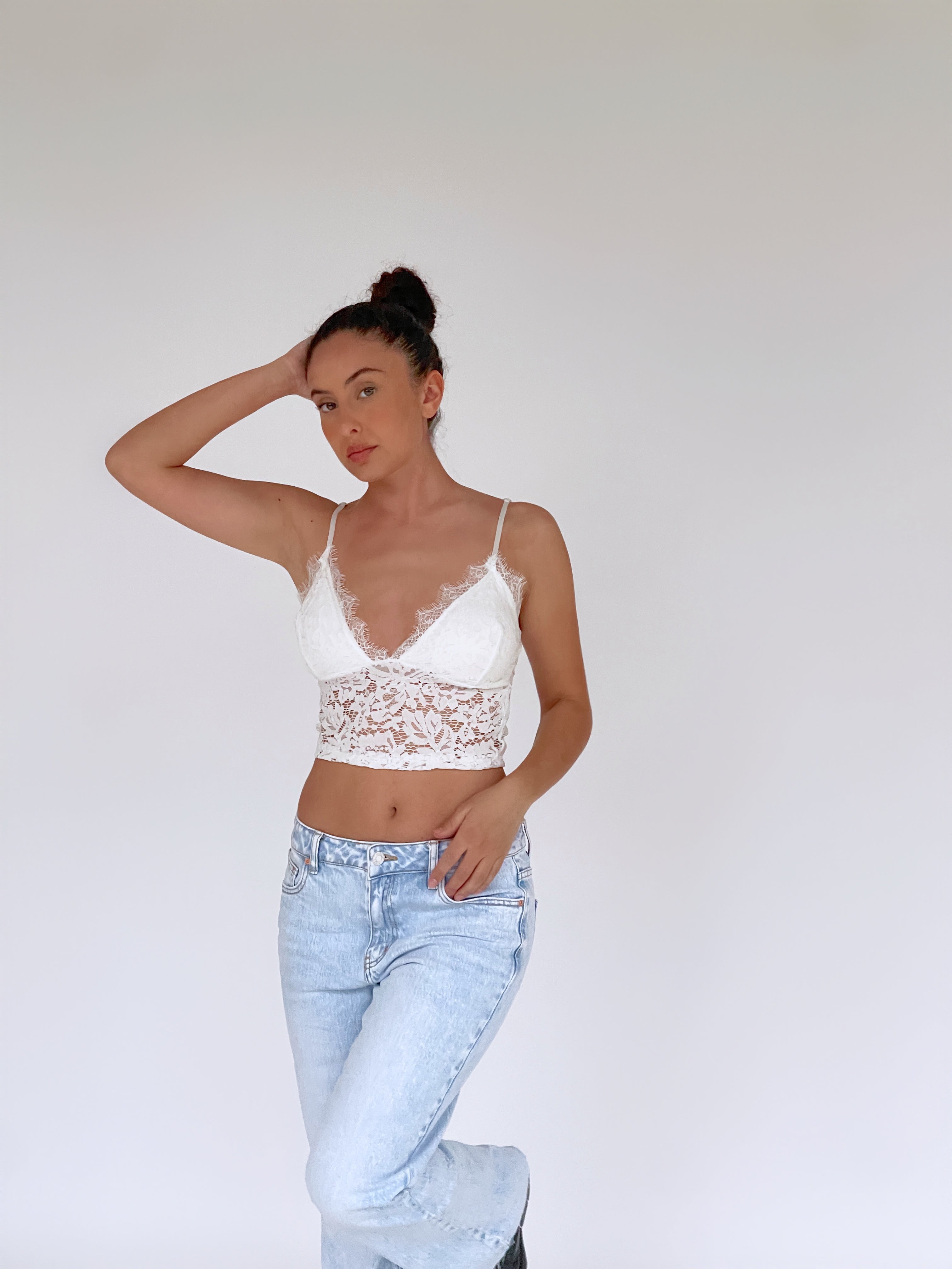LACE CROP TOP IN WHITE