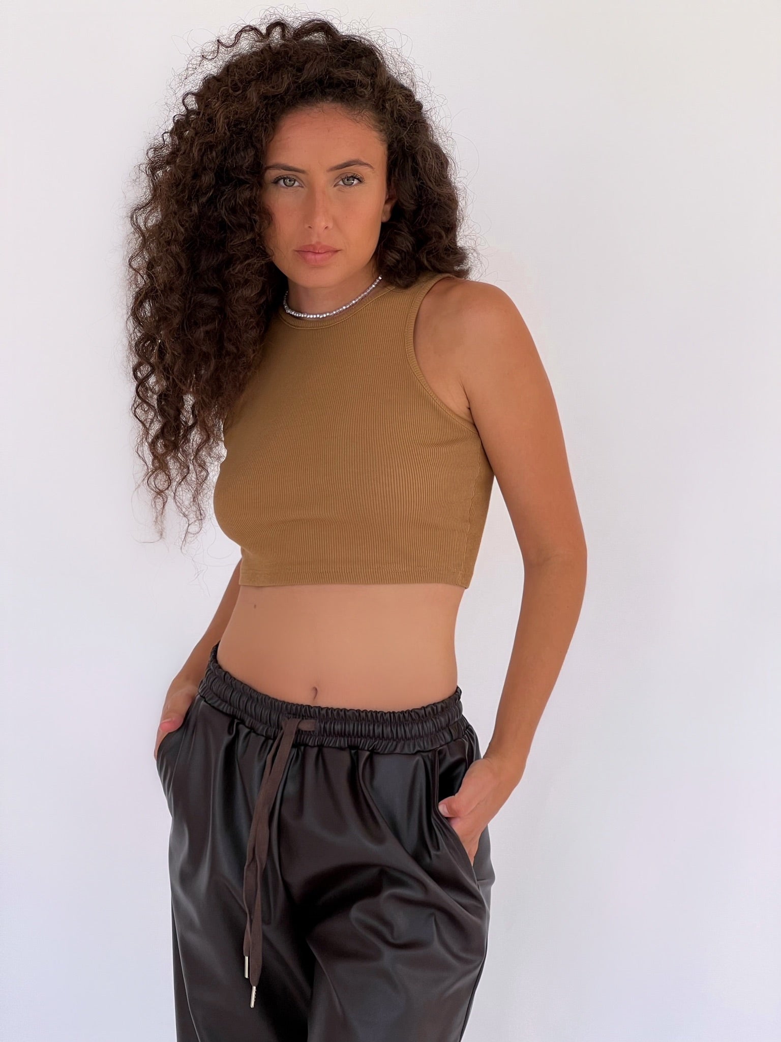 CROPPED TANK IN LIGHT BROWN