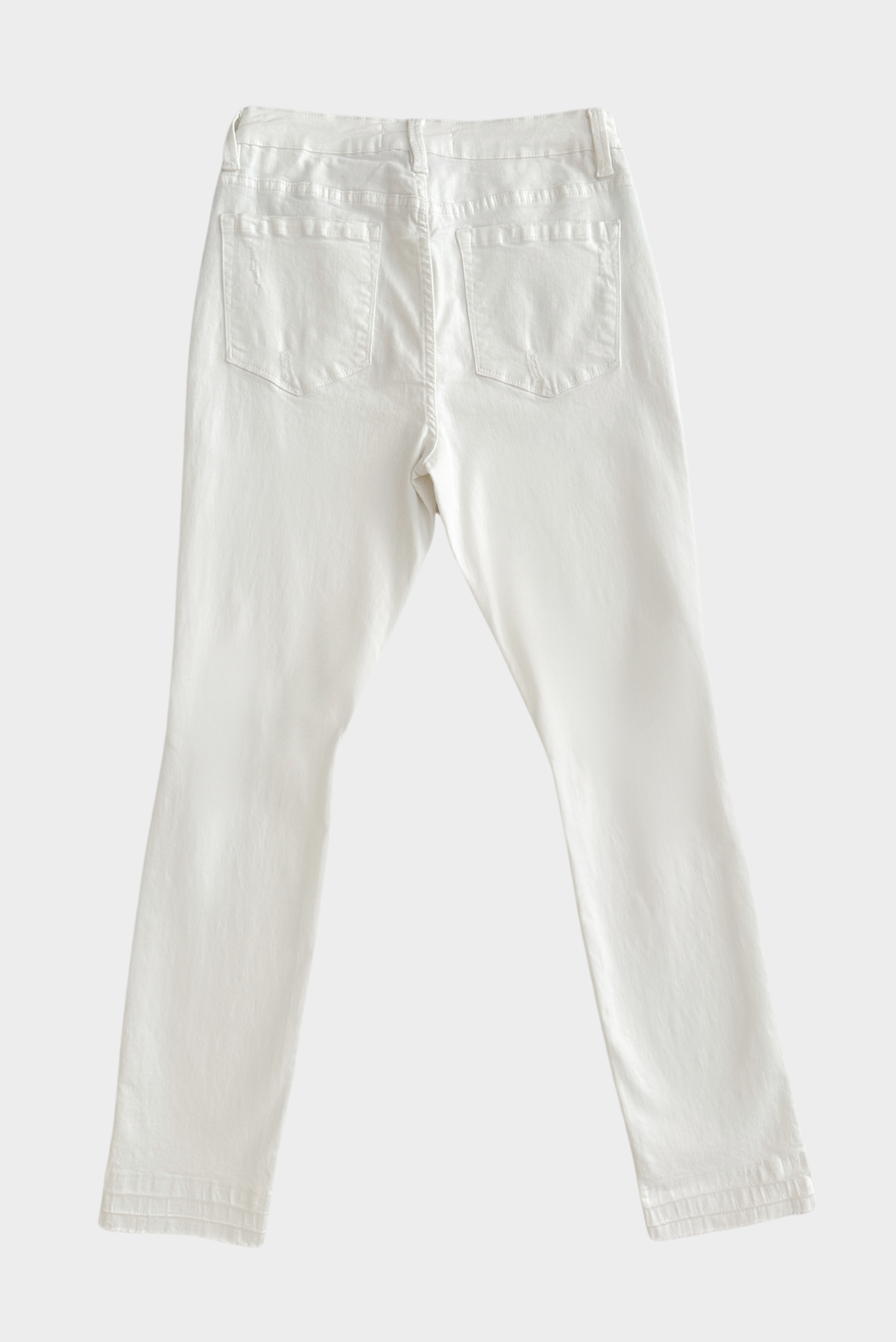 ג׳ינס עם קרעים בצבע אופוויט