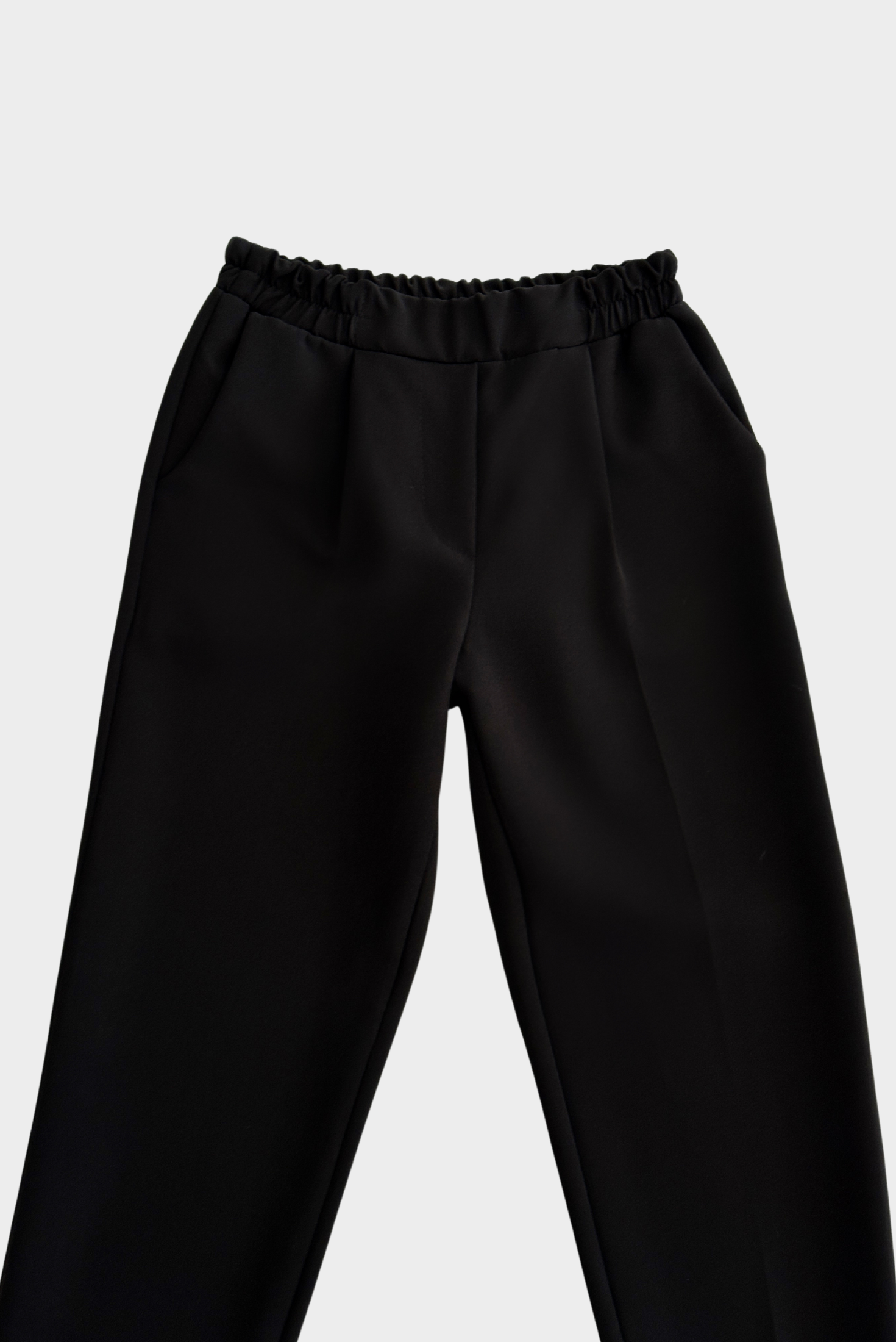 מכנס מחויט עם גומי במותן בצבע שחור