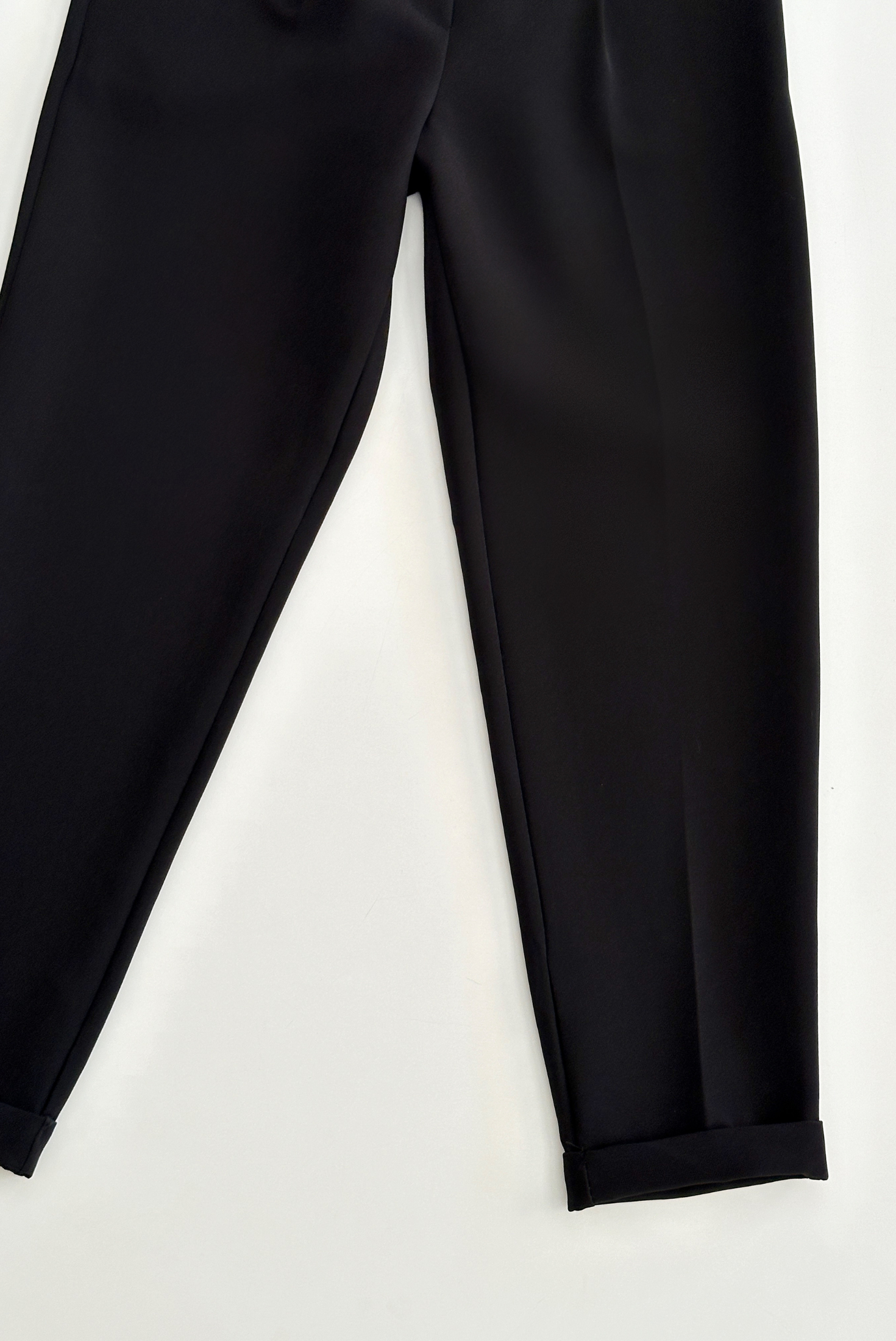 מכנס מחויט עם גומי במותן בצבע שחור