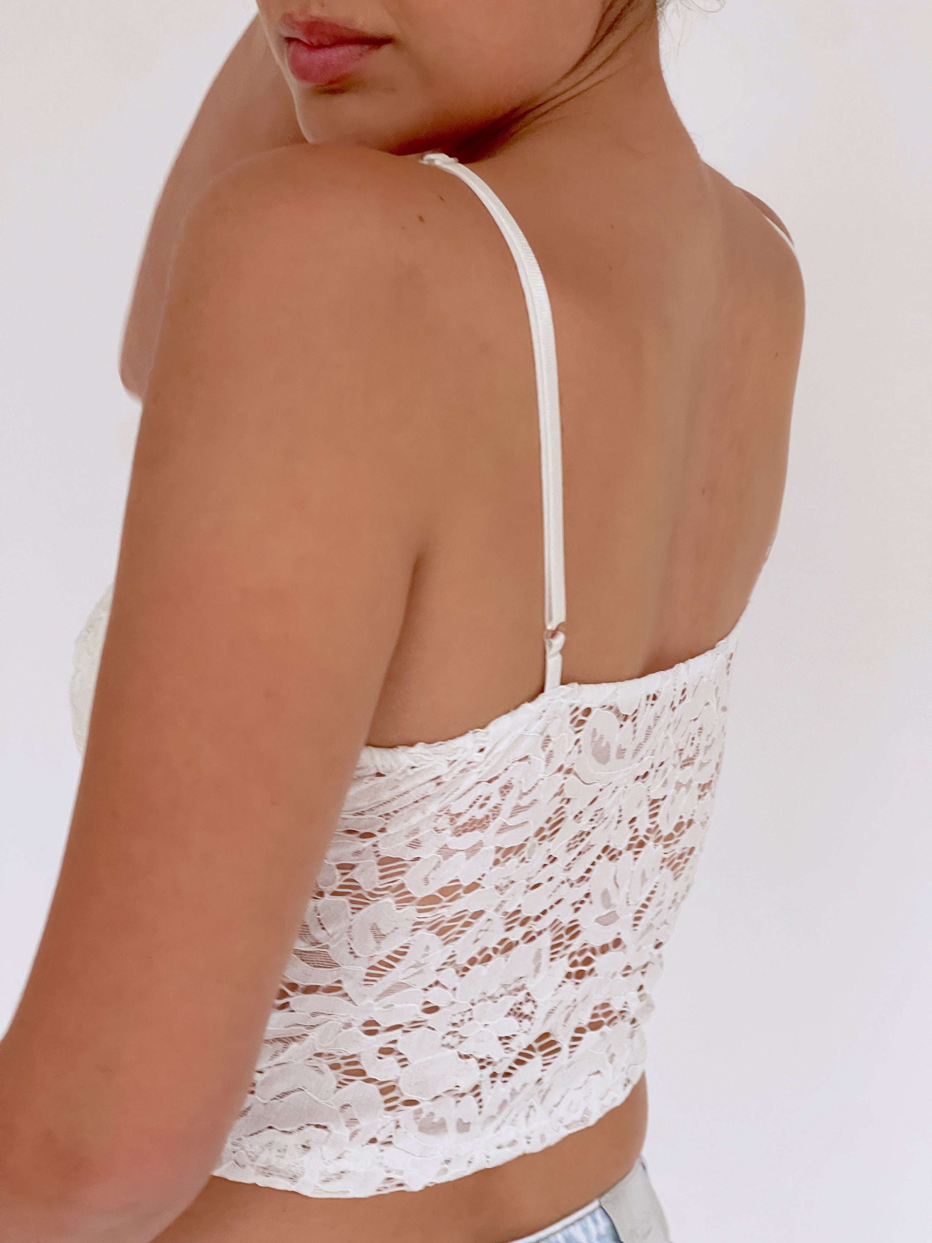 LACE CROP TOP IN WHITE