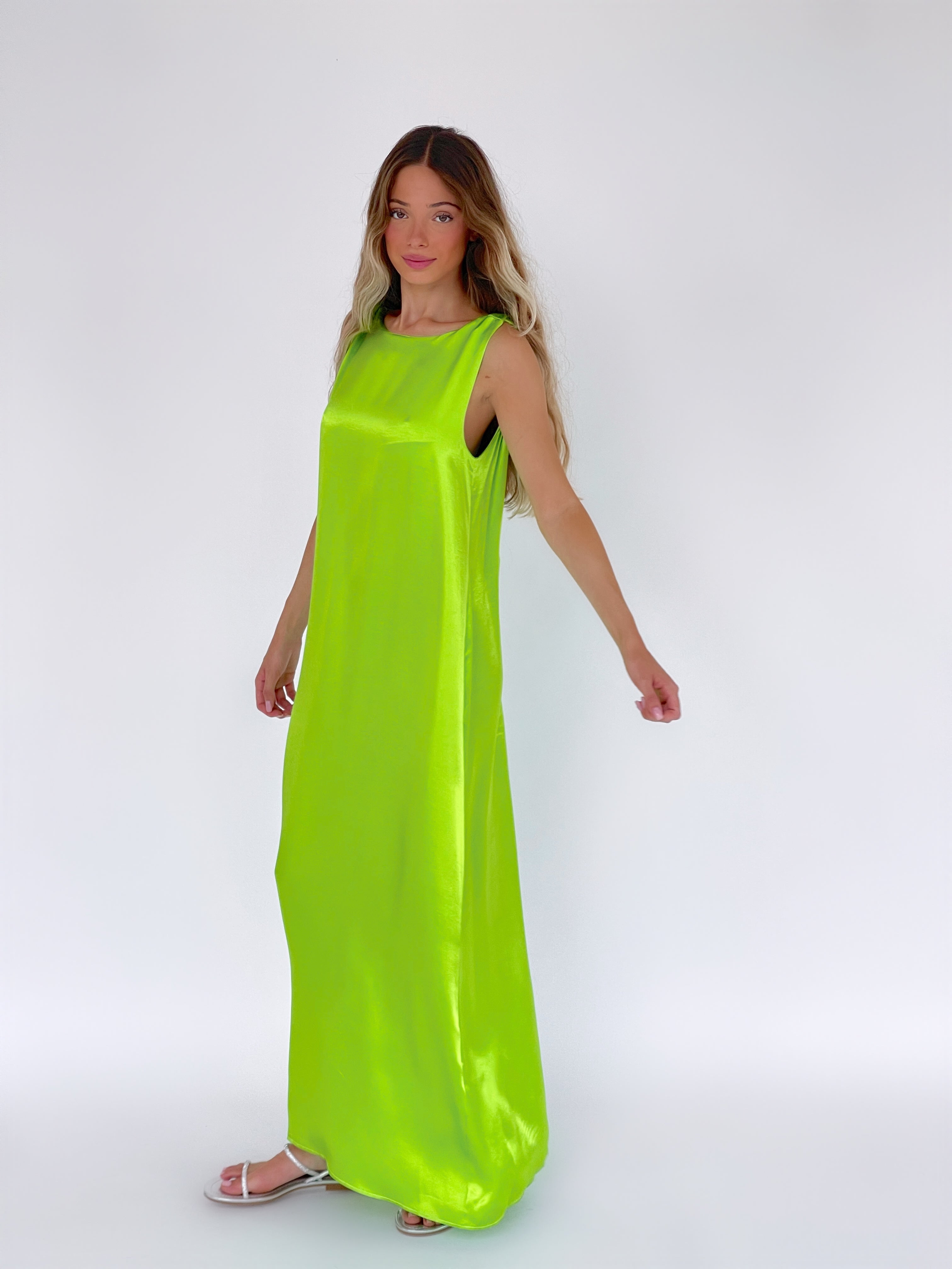שמלה מקסי סאטן עם גב חשוף בצבע ירוק