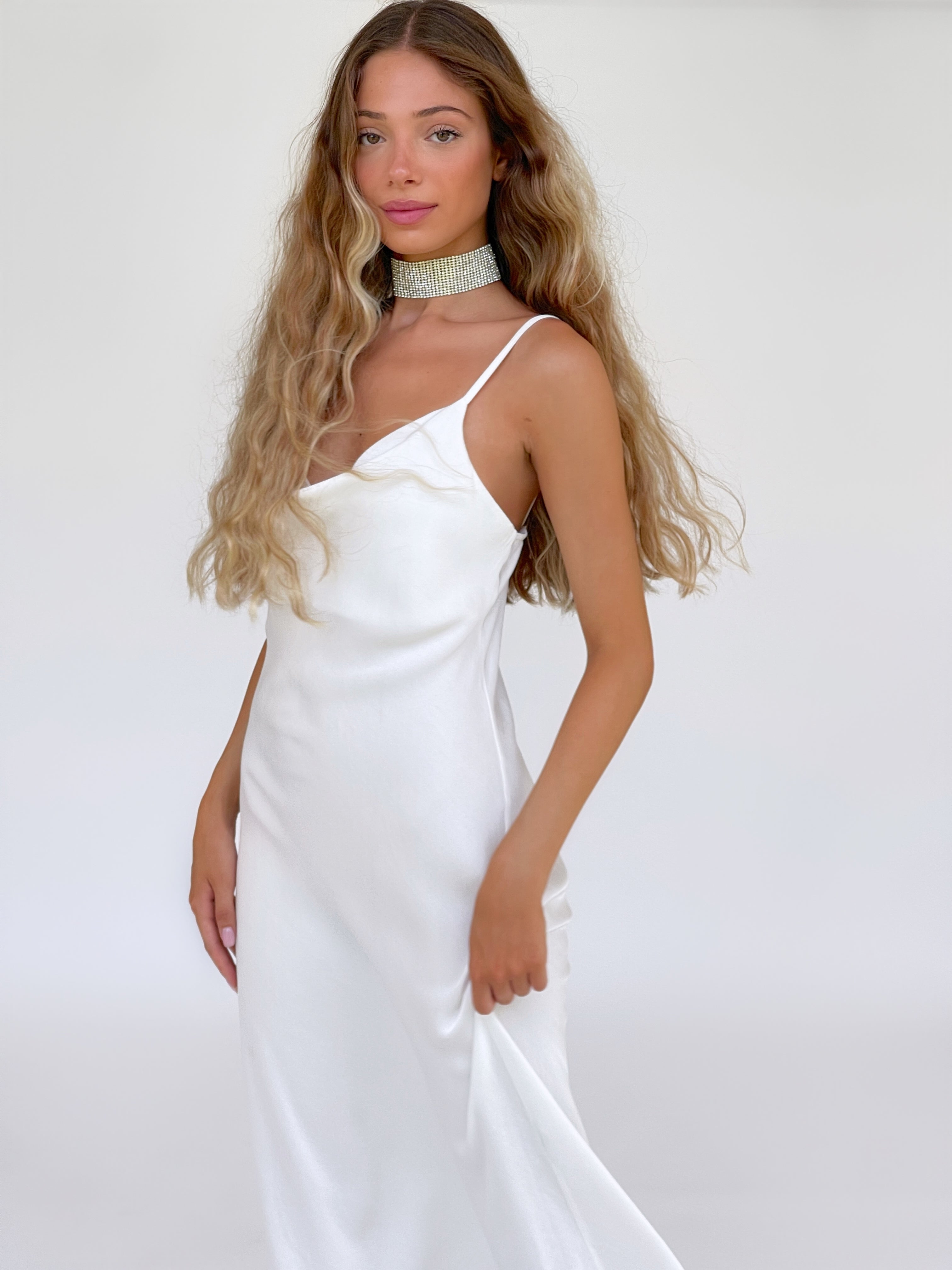 שמלת מקסי סאטן בצבע לבן