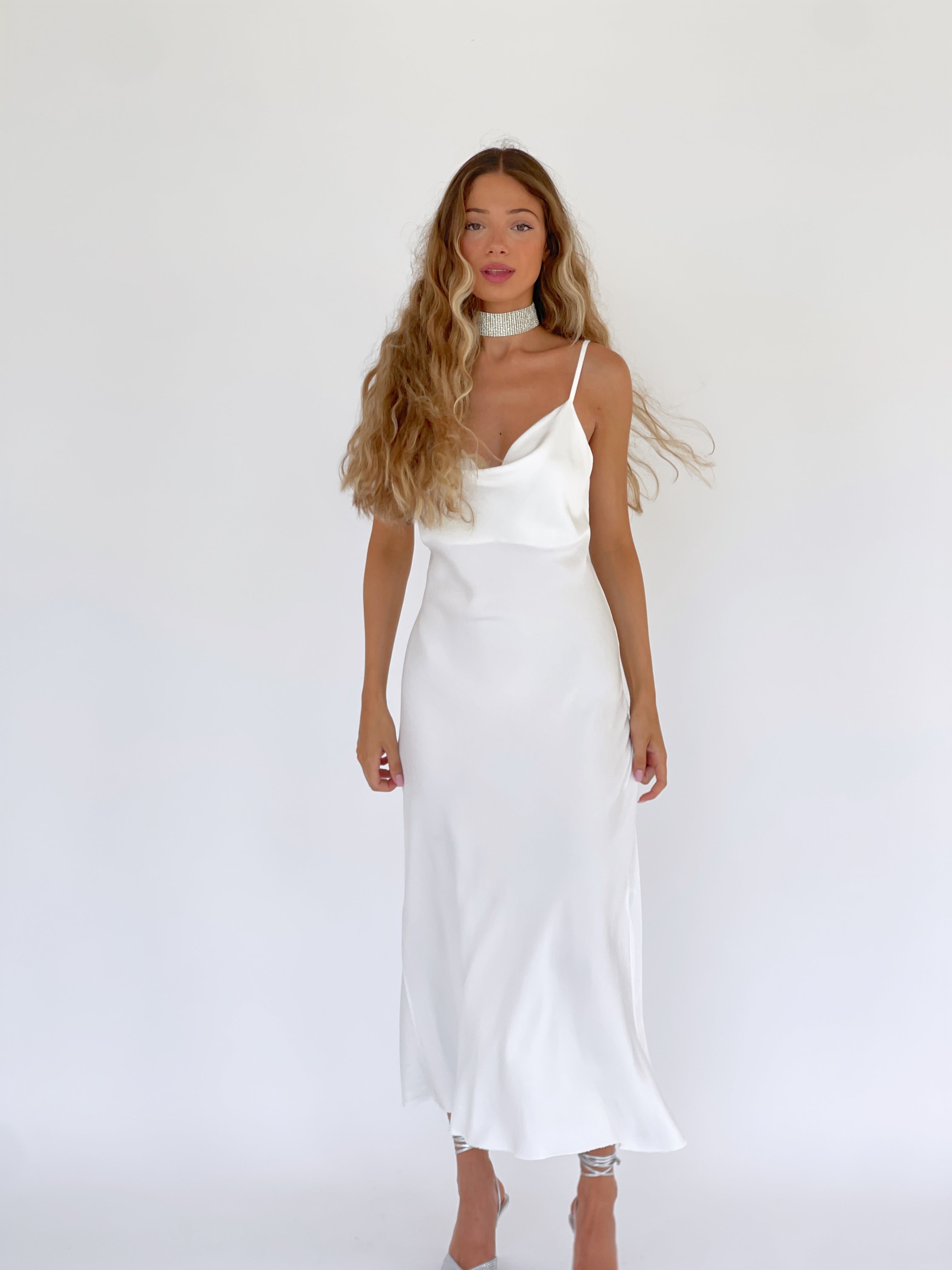 שמלת מקסי סאטן בצבע לבן