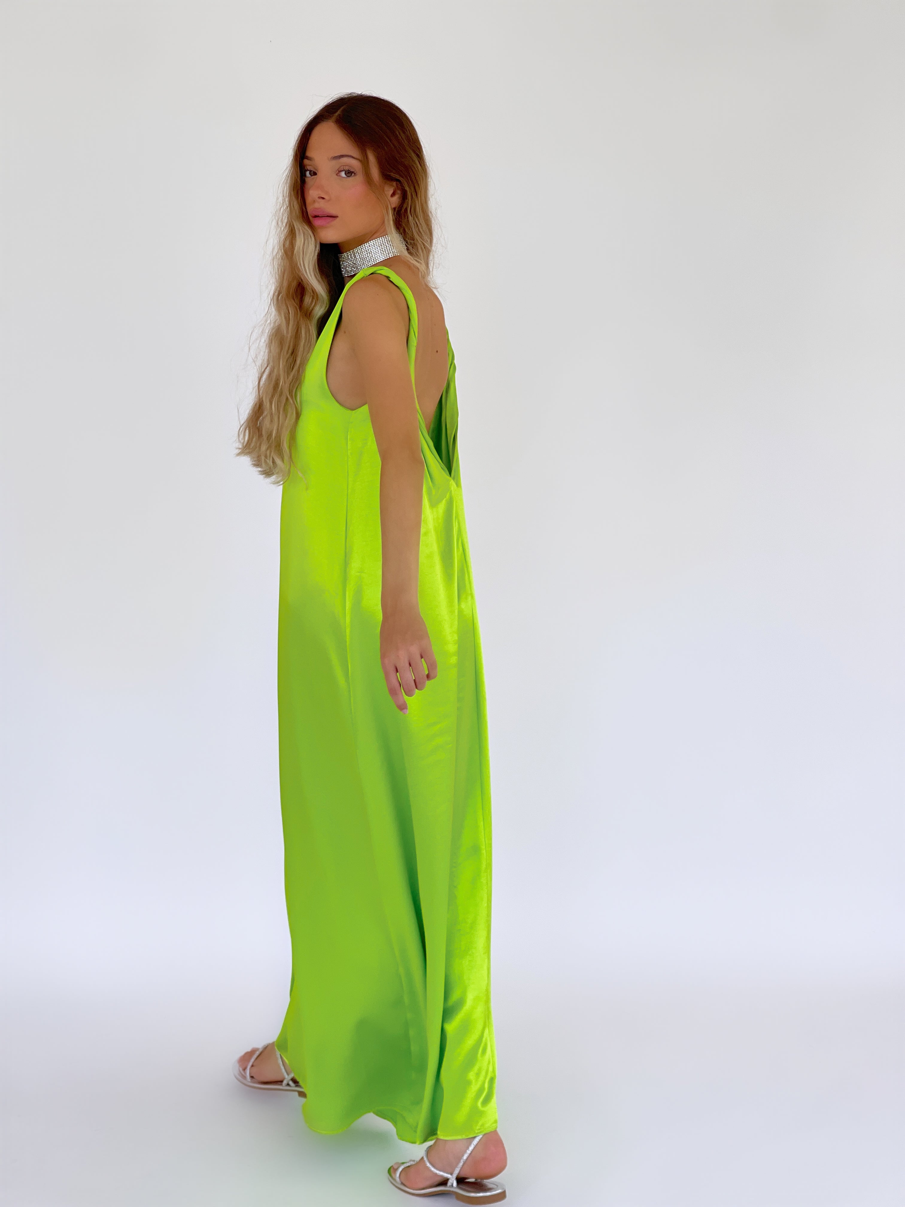 שמלה מקסי סאטן עם גב חשוף בצבע ירוק