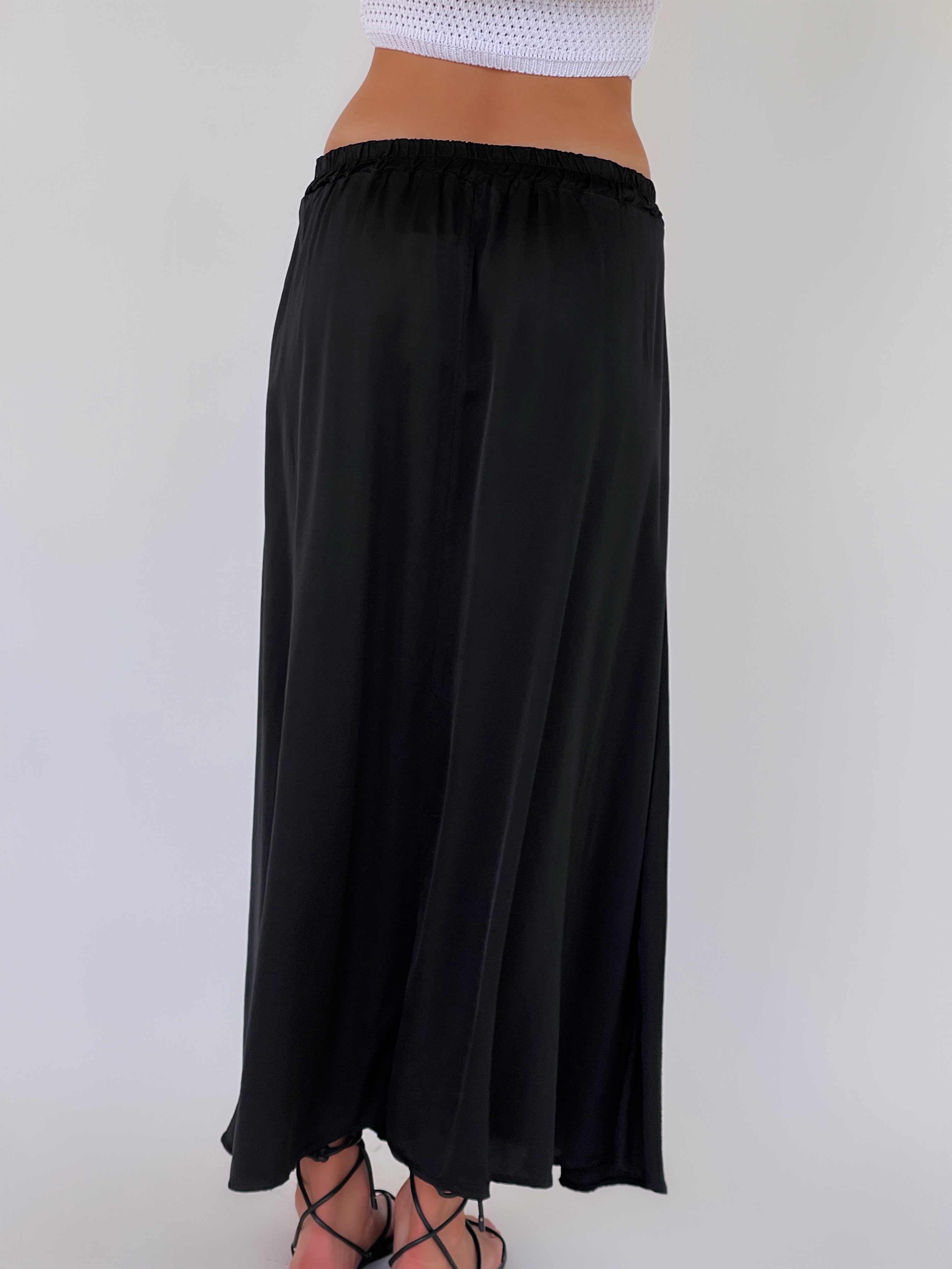 חצאית מקסי סאטן בצבע שחור