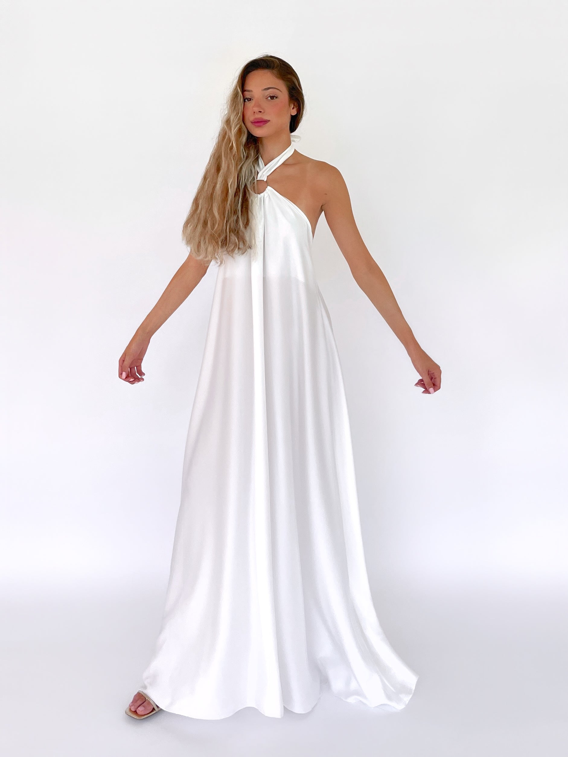 שמלת מקסי סאטן קולר בצבע לבן
