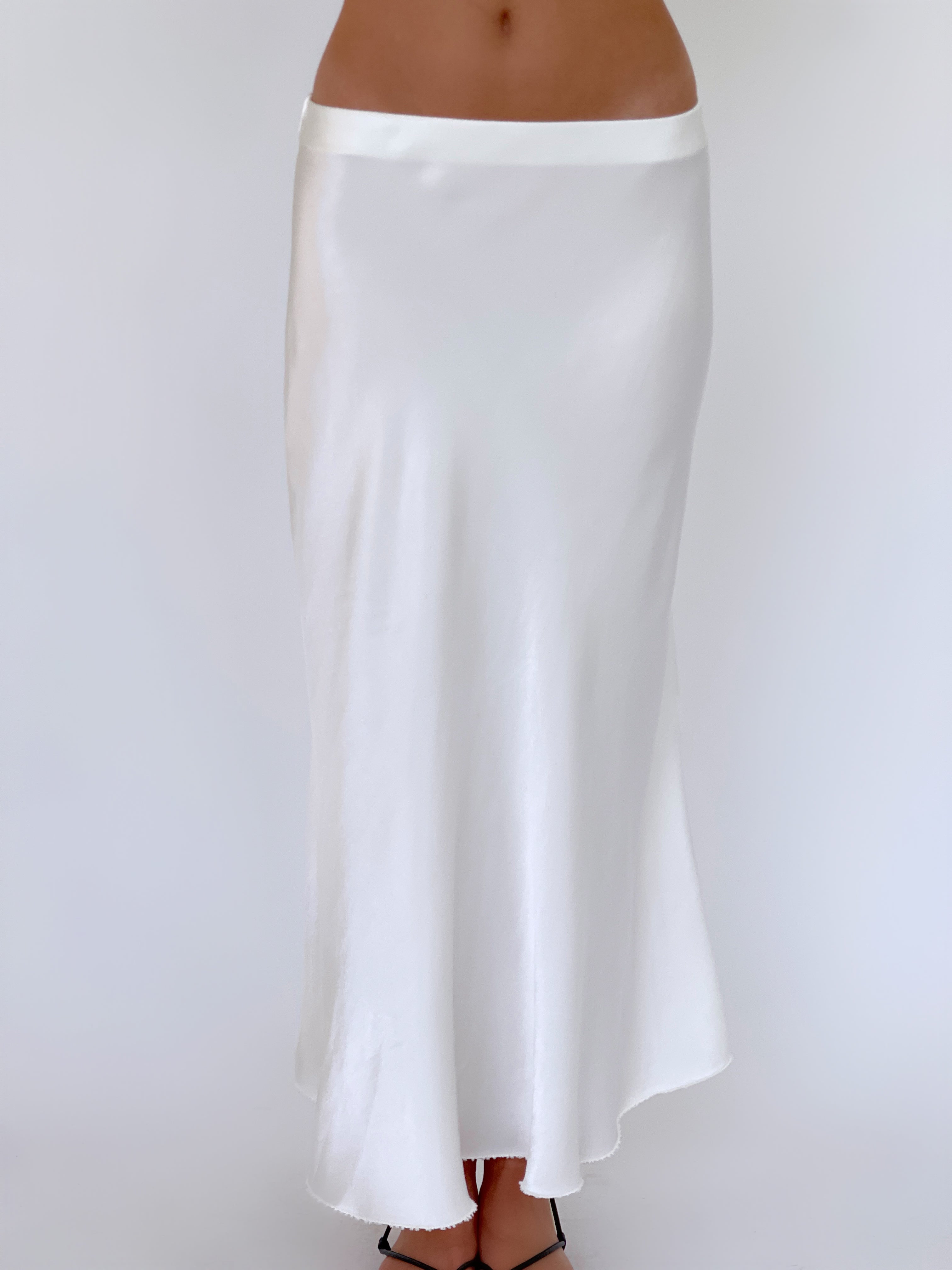 חצאית מקסי סאטן בצבע לבן