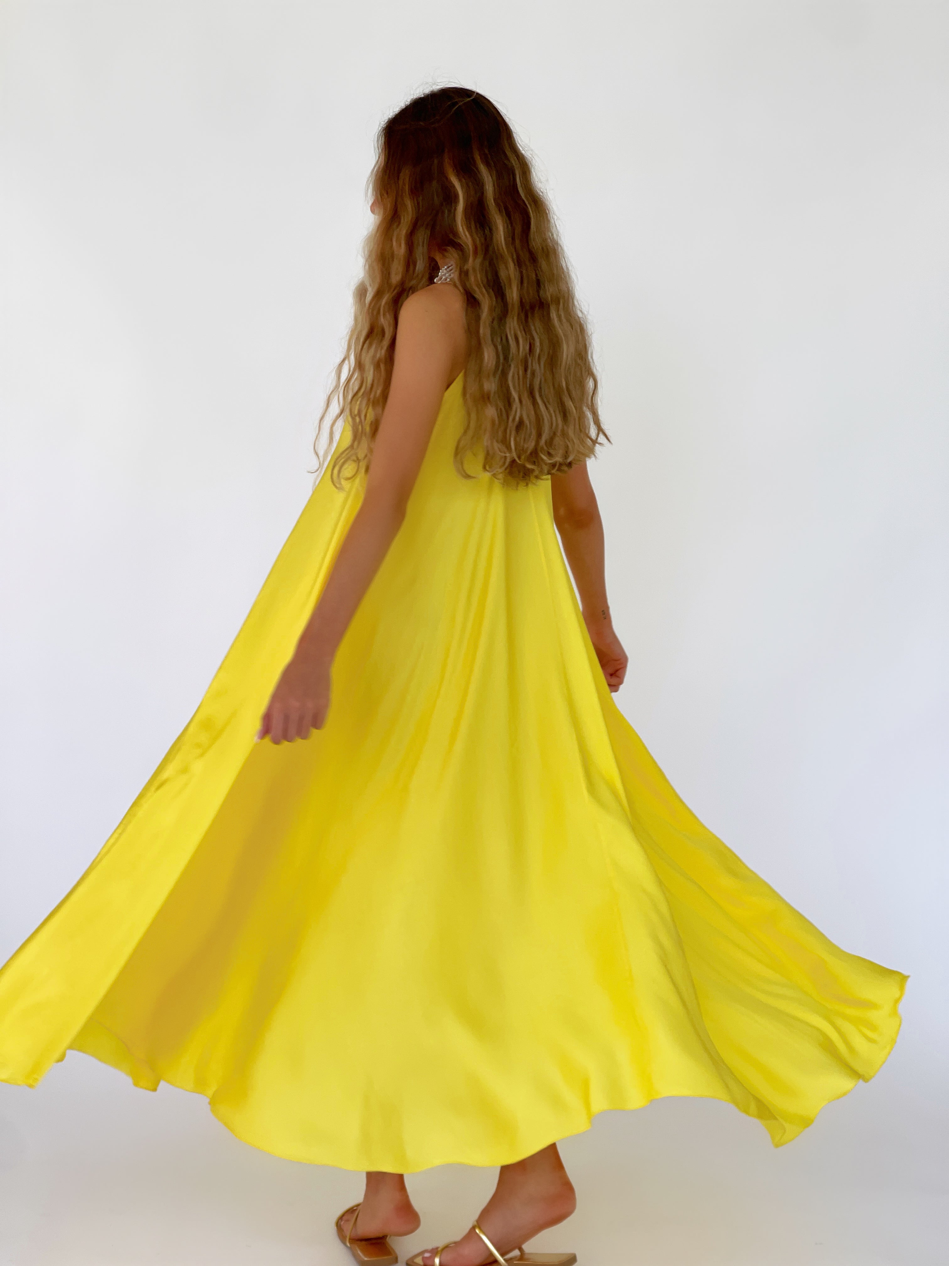 שמלת מקסי סאטן בצבע צהוב