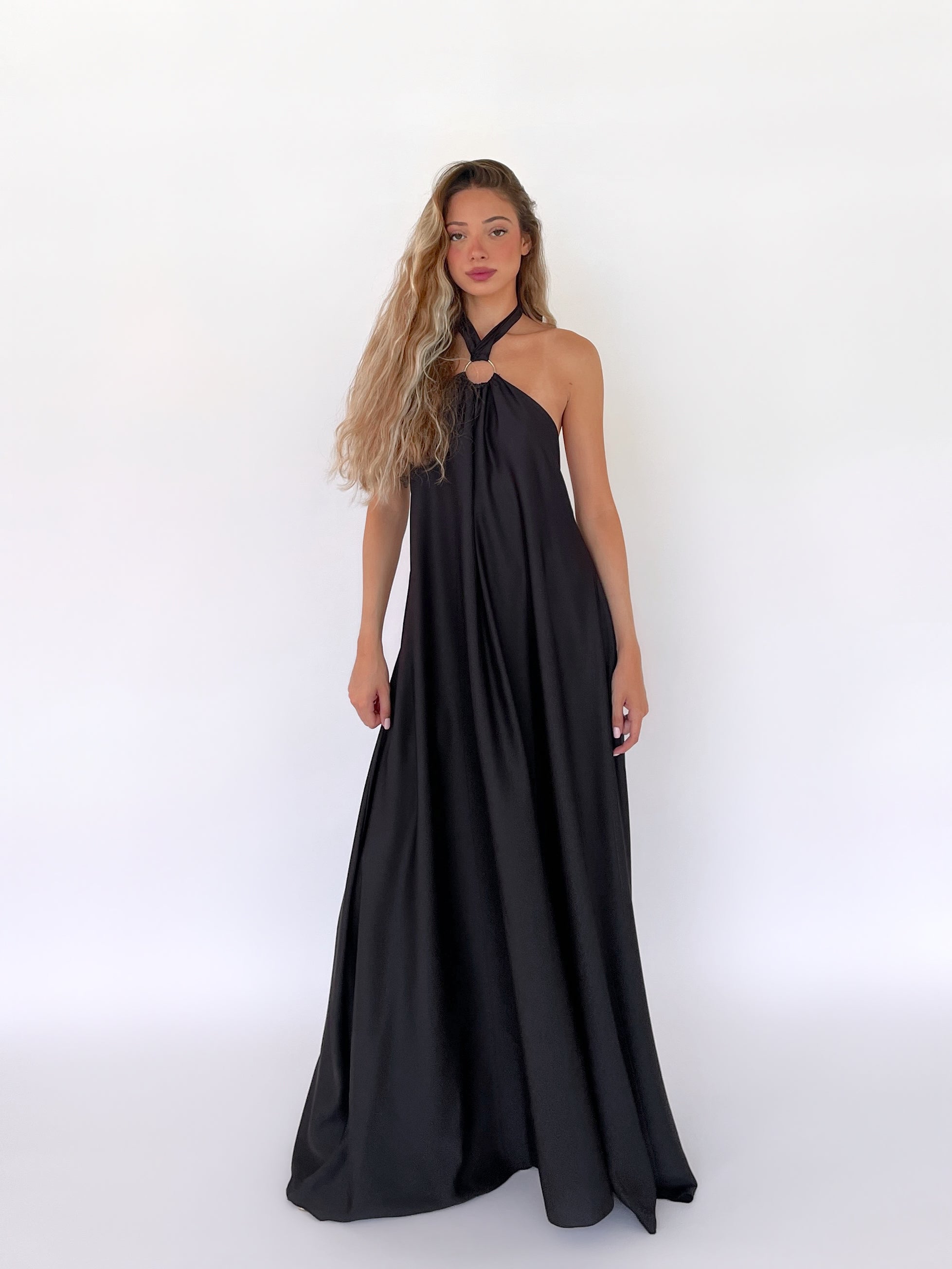 שמלת מקסי סאטן קולר בצבע שחור