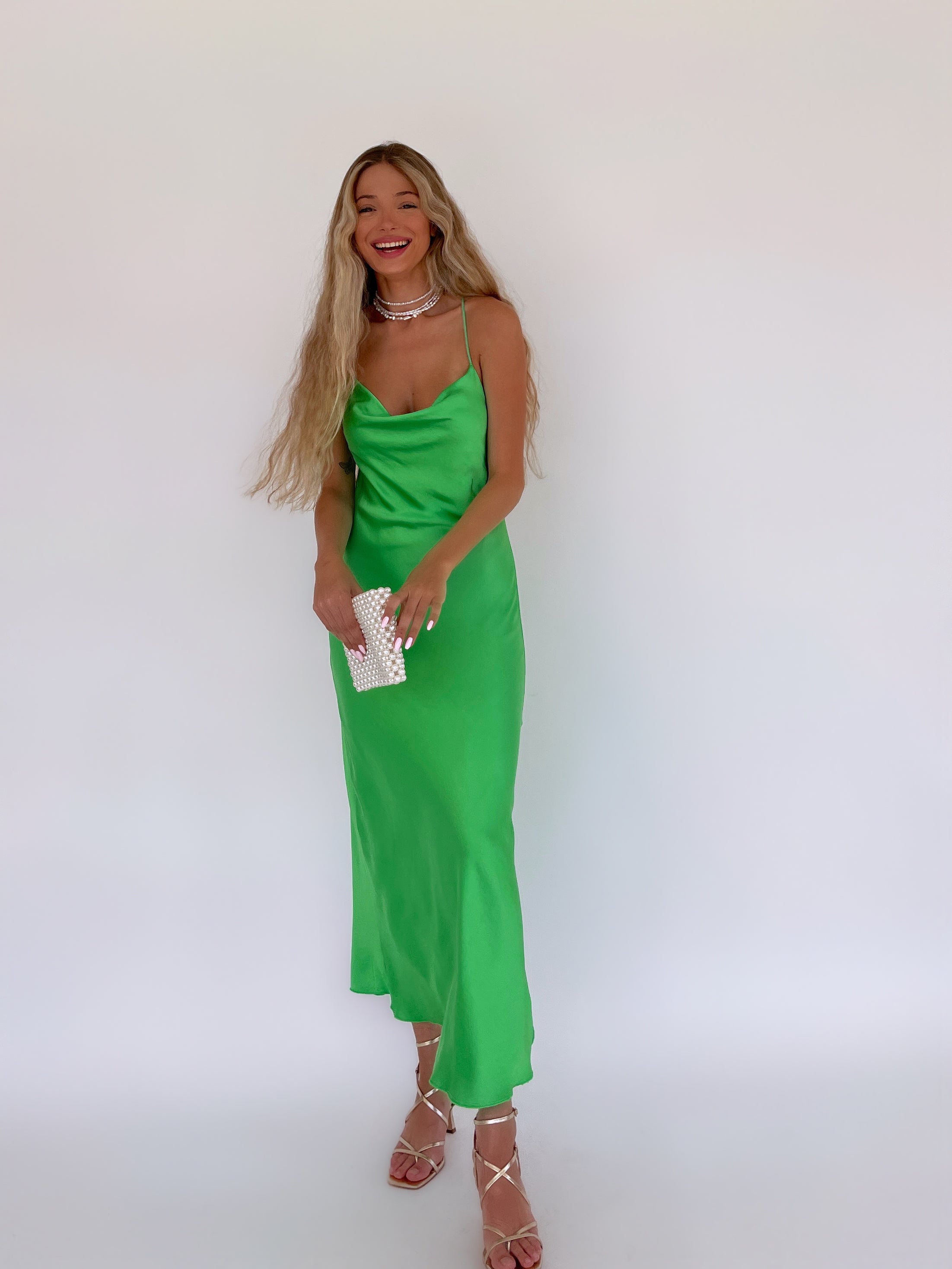 שמלה מקסי סאטן עם גב פתוח בצבע ירוק