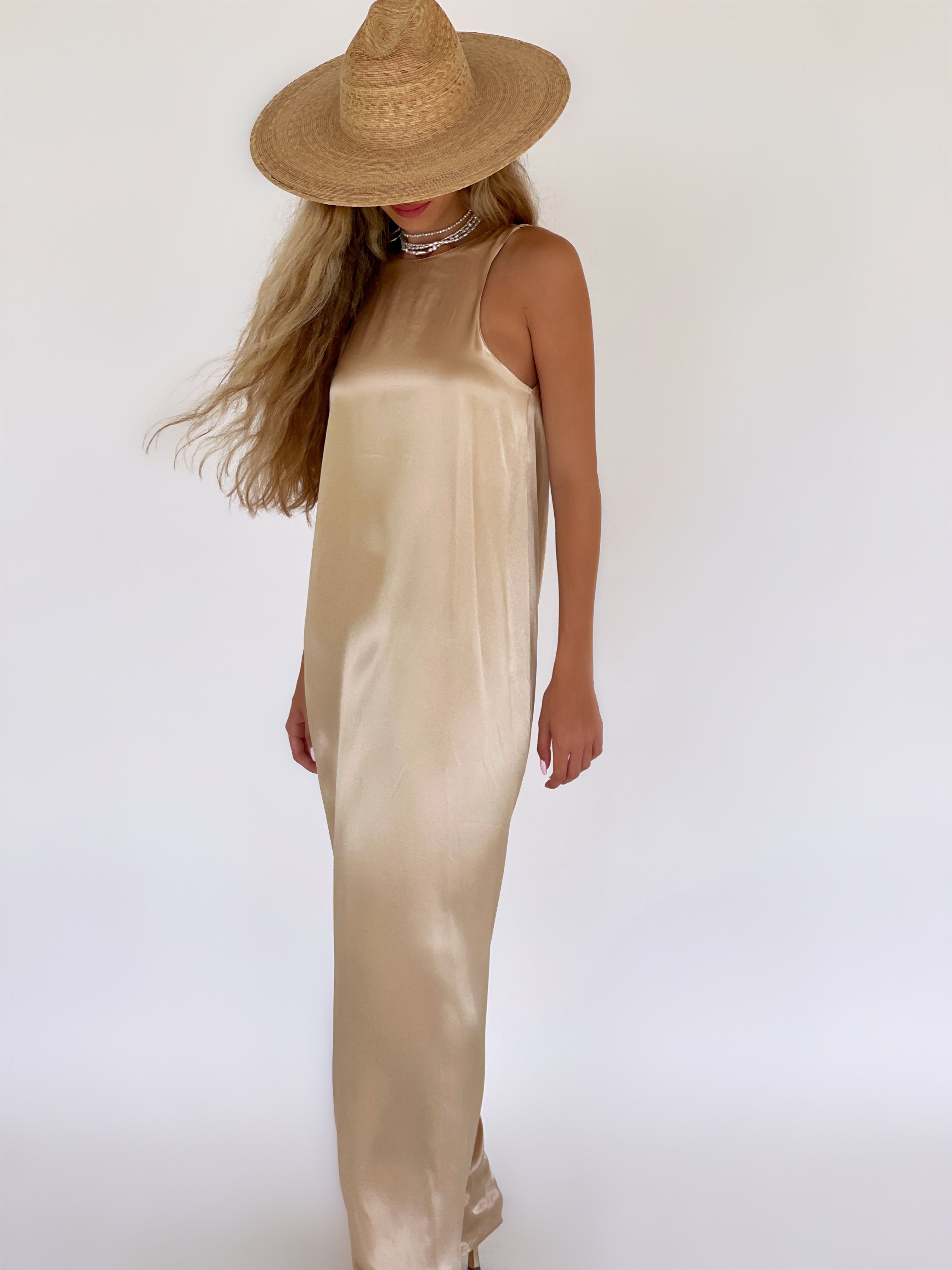 שמלה מקסי סאטן עם גב פתוח בצבע בז׳ כהה