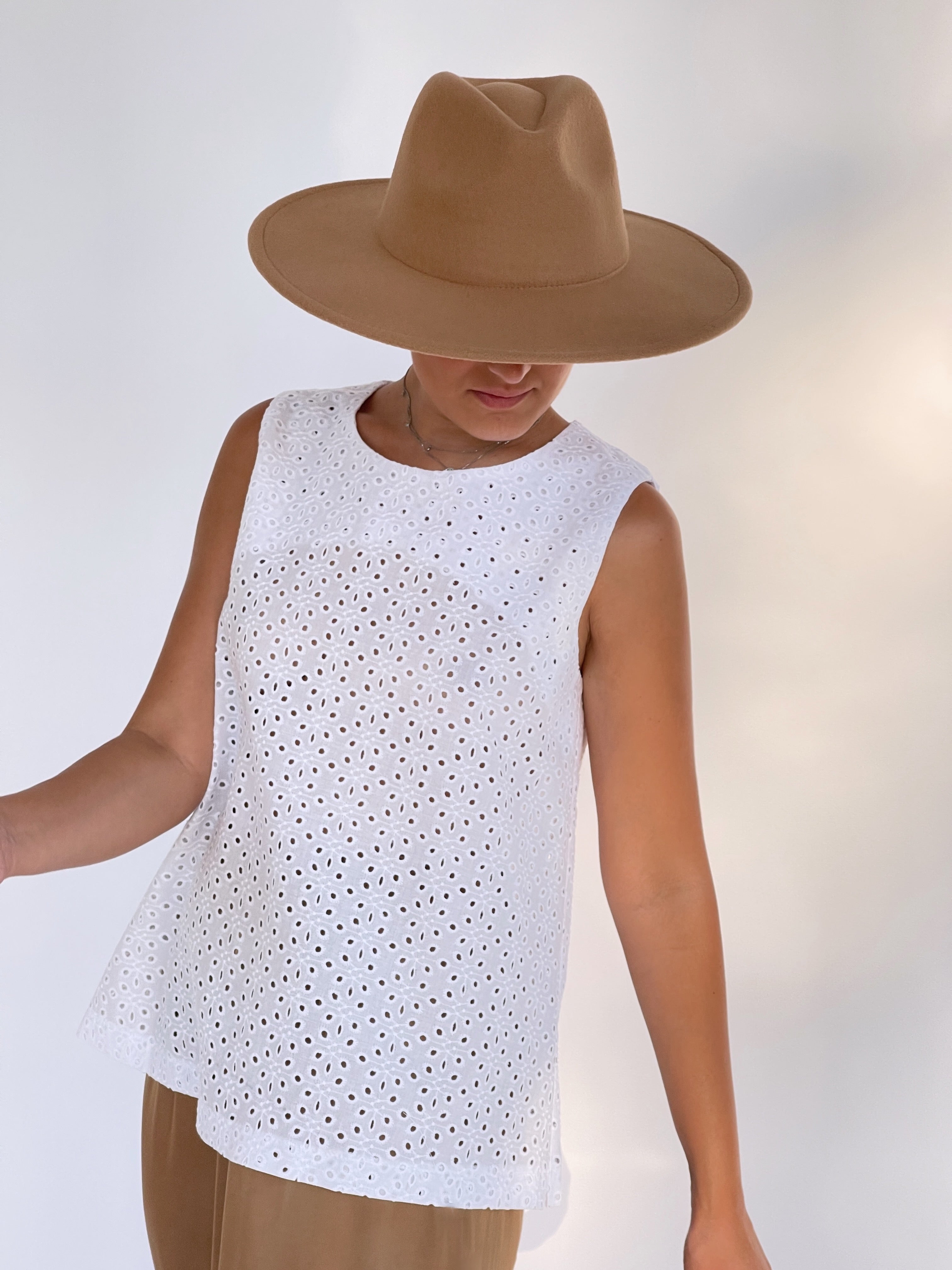 BRODERIE SLEEVELESS TOP IN WHITE - Top - LE TRÉ