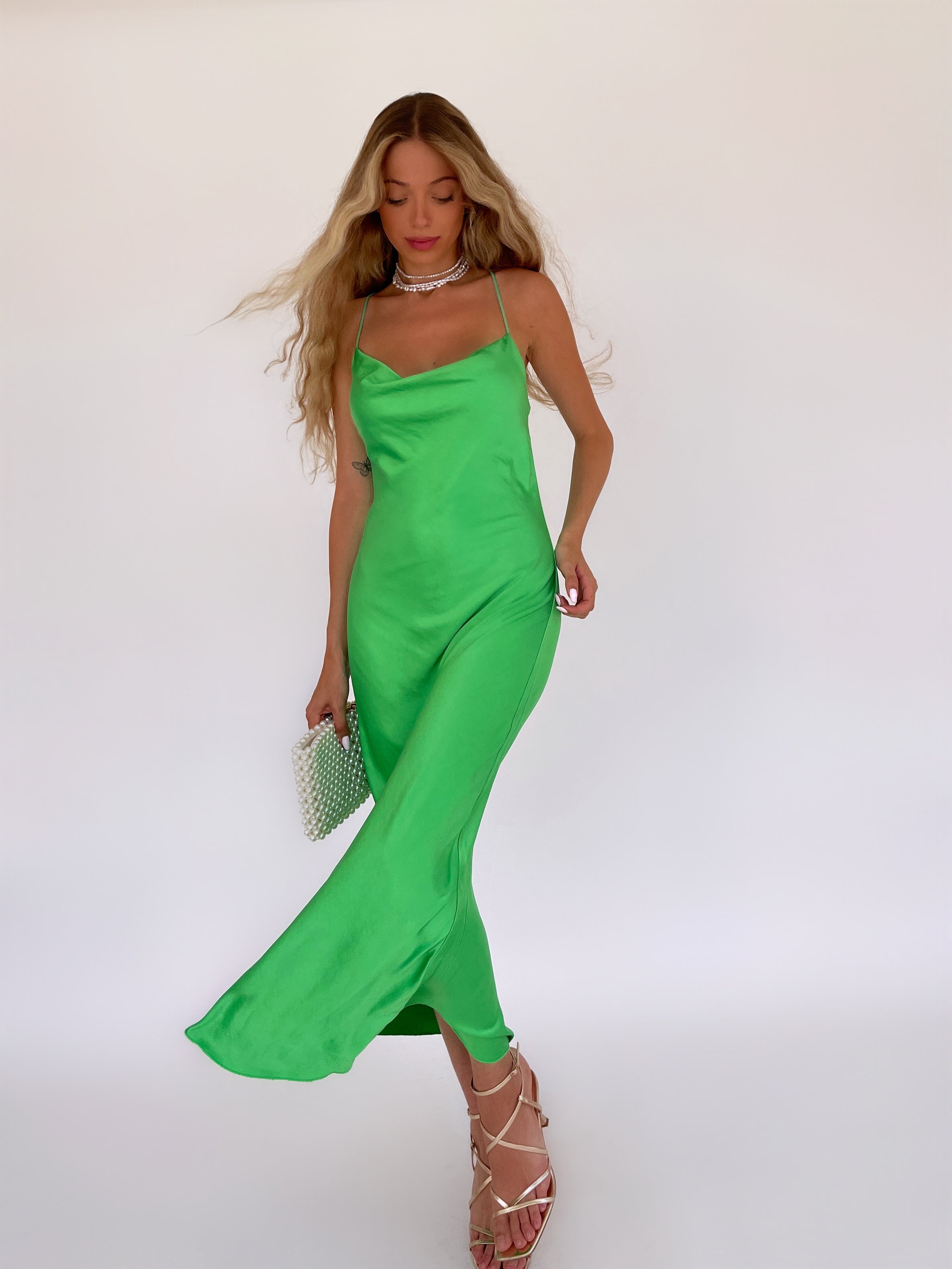שמלה מקסי סאטן עם גב פתוח בצבע ירוק