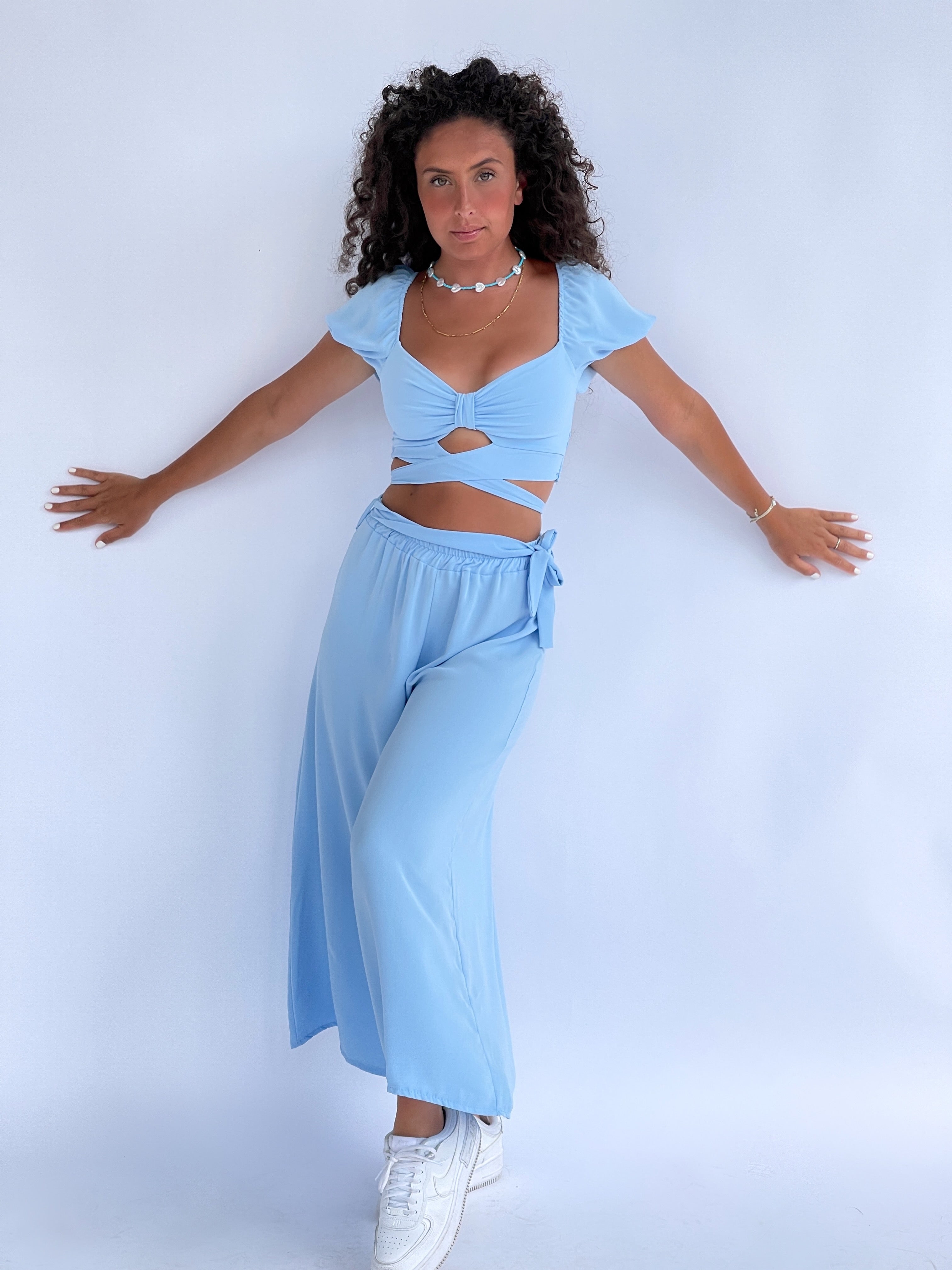 PUFF SLEEVE CROP TOP WITH TIE DETAIL IN LIGHT BLUE - Top - LE TRÉ