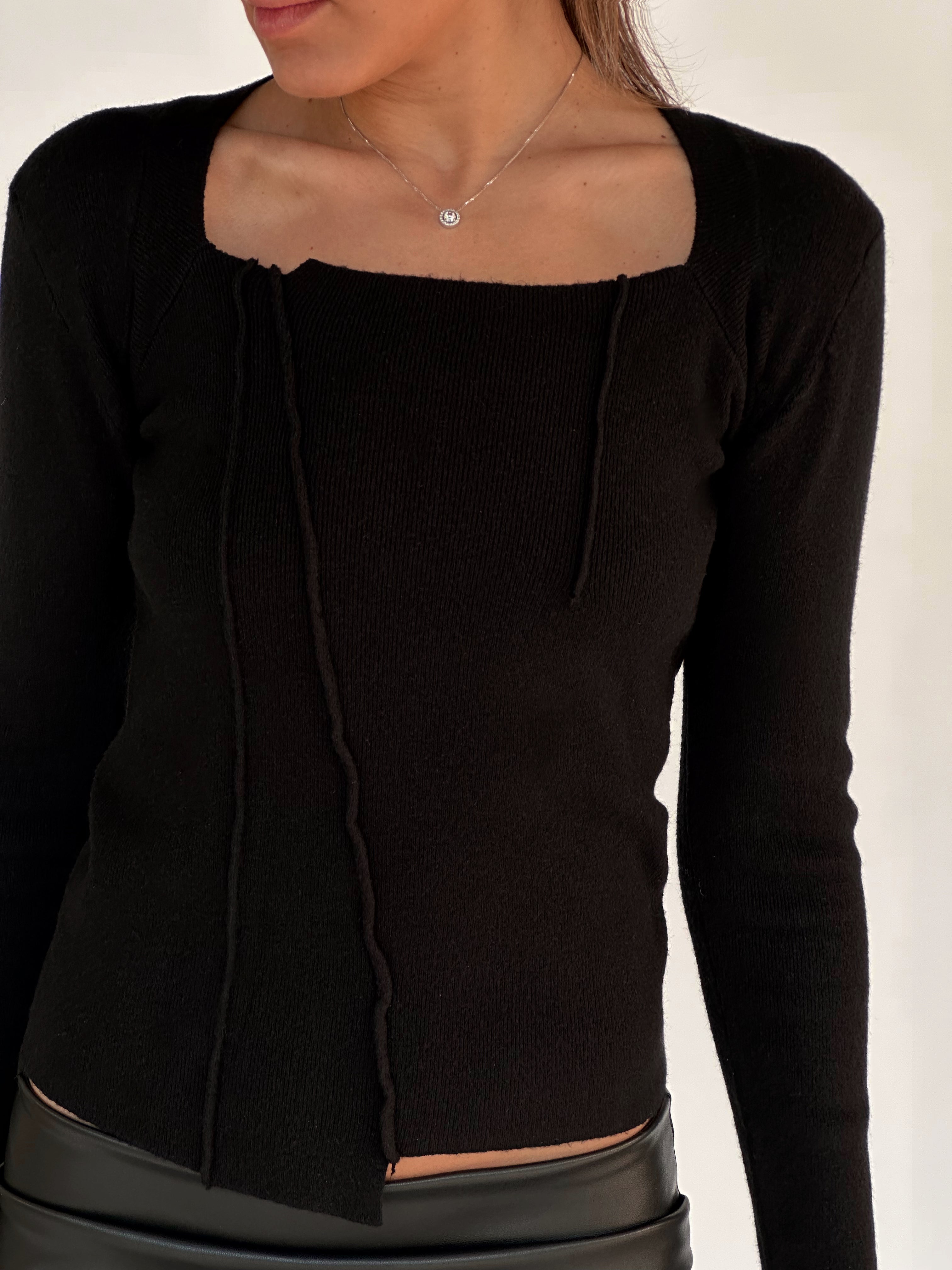 סוודר שחור עם דיטלס תפרים חיצוניים