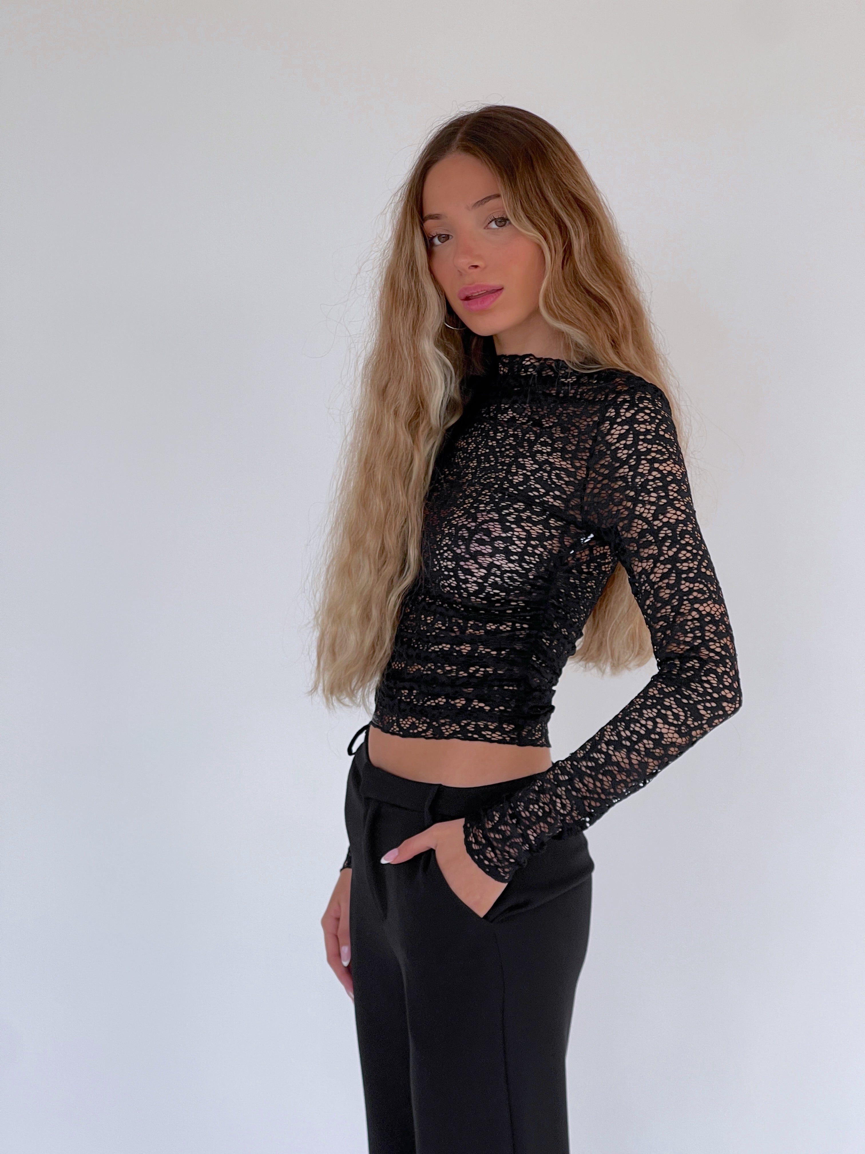 RUCHED LACE TOP IN BLACK