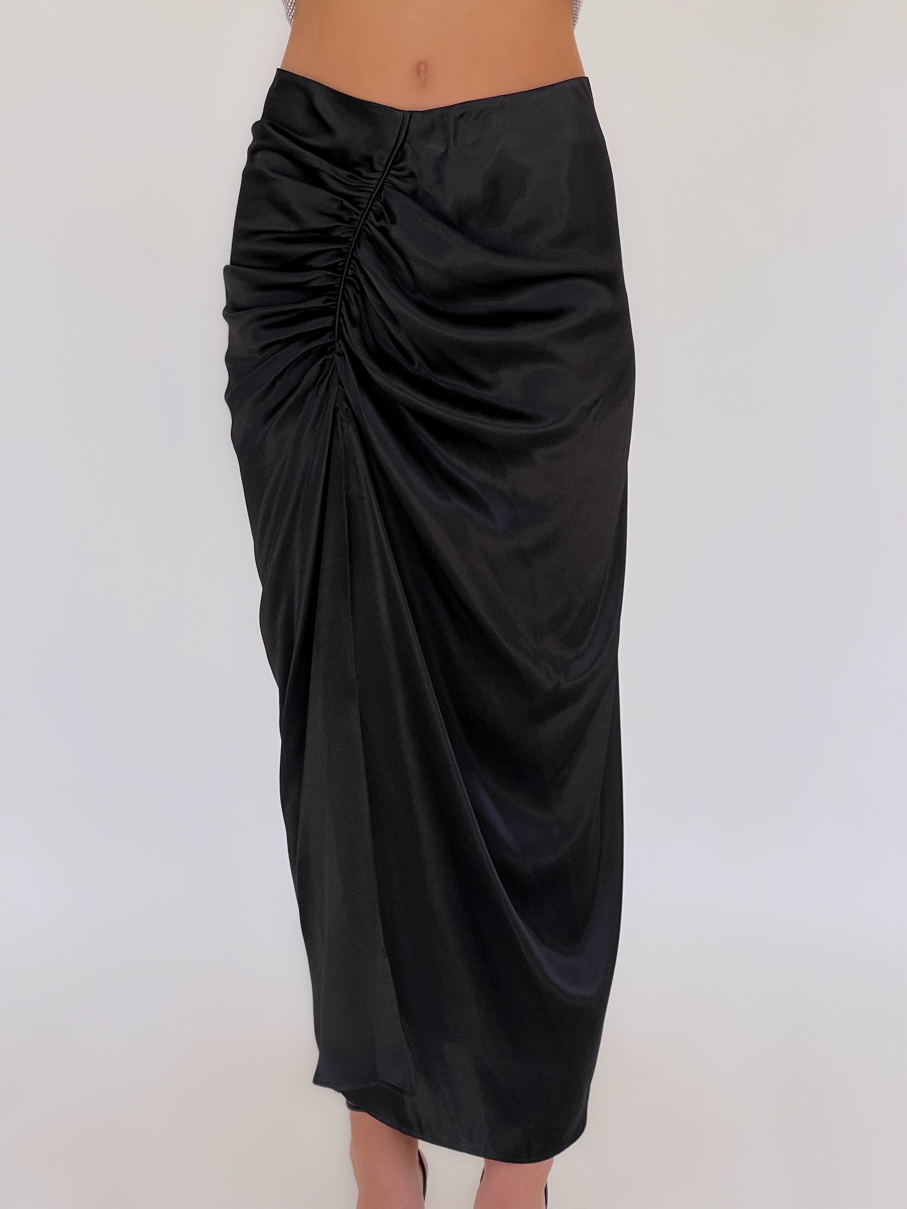חצאית סאטן עם שסע בצבע שחור